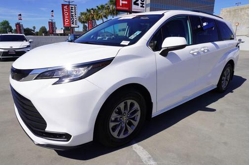 2022 Toyota Sienna LE