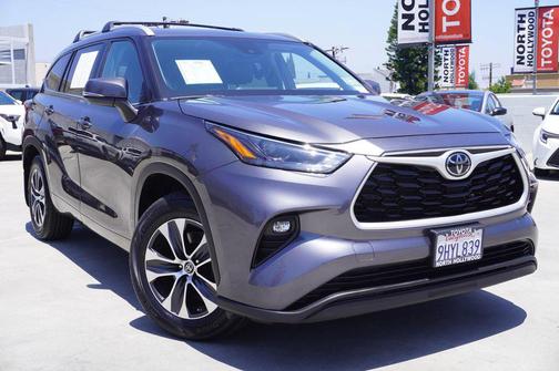 Magnetic Gray Metallic 2023 Toyota Highlander XLE
