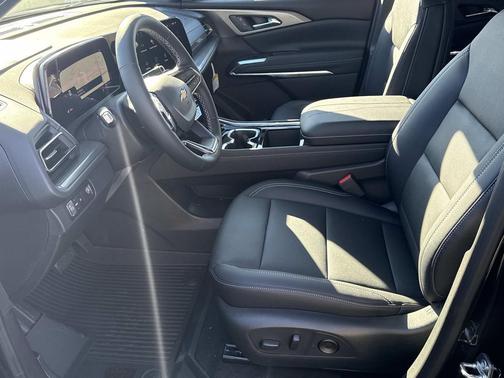 Mosaic Black Metallic 2026 Chevrolet Traverse LT