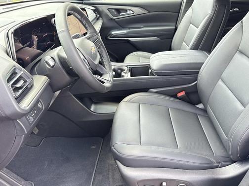 Radiant Red Tintcoat 2026 Chevrolet Traverse LT