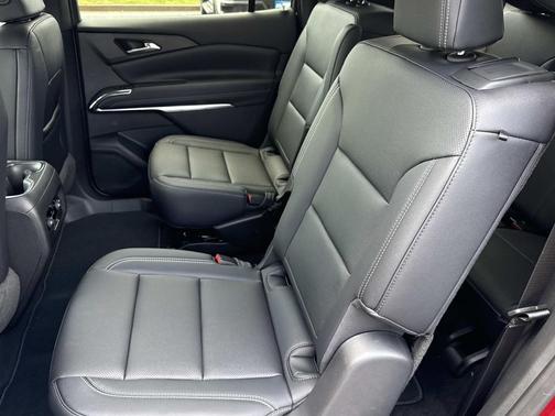 Radiant Red Tintcoat 2026 Chevrolet Traverse LT