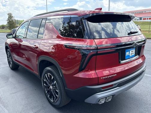 Radiant Red Tintcoat 2026 Chevrolet Traverse LT