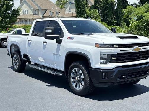 Summit White 2025 Chevrolet Silverado 2500 Custom