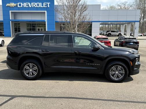 Mosaic Black Metallic 2025 Chevrolet Traverse LT