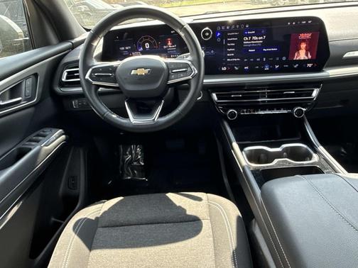 Mosaic Black Metallic 2025 Chevrolet Traverse LT