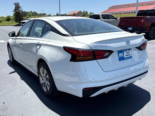 Glacier White 2022 Nissan Altima S FWD