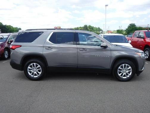 Pepperdust Metallic 2019 Chevrolet Traverse LT Cloth