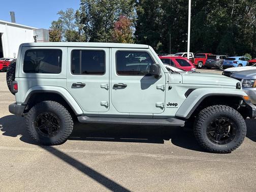 2023 Jeep Wrangler 4-Door Sahara Altitude 4x4