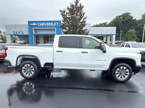 Summit White 2026 Chevrolet Silverado 2500 Custom