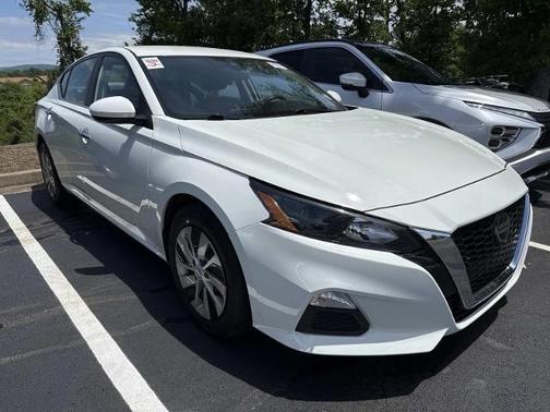 Glacier White 2022 Nissan Altima S FWD