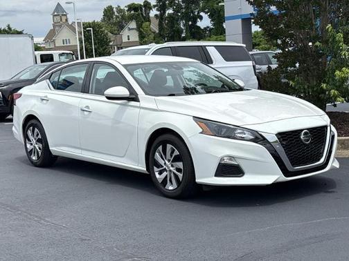 Glacier White 2022 Nissan Altima S FWD