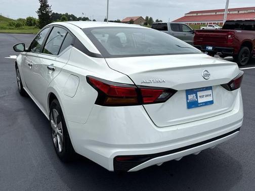 Glacier White 2022 Nissan Altima S FWD