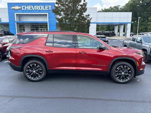 Radiant Red Tintcoat 2026 Chevrolet Traverse LT