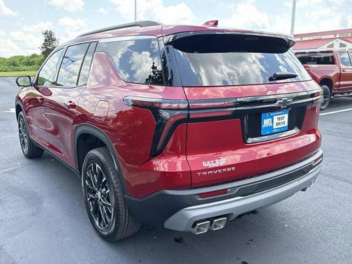 Radiant Red Tintcoat 2026 Chevrolet Traverse LT