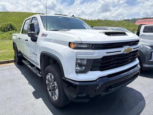 Summit White 2025 Chevrolet Silverado 2500 Custom
