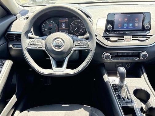 Glacier White 2022 Nissan Altima S FWD