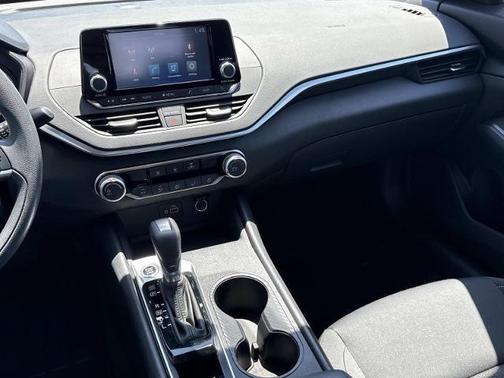 Glacier White 2022 Nissan Altima S FWD