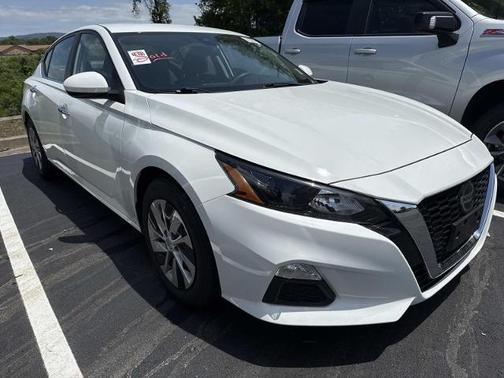 Glacier White 2022 Nissan Altima S FWD