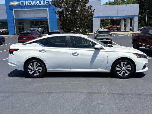Glacier White 2022 Nissan Altima S FWD