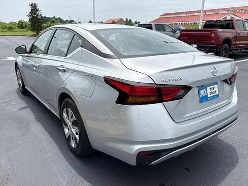 Brilliant Silver Metallic 2022 Nissan Altima S FWD