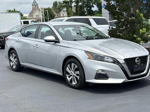 Brilliant Silver Metallic 2022 Nissan Altima S FWD
