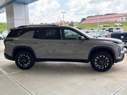 Sandstone Gray 2026 Chevrolet Traverse AWD Z71