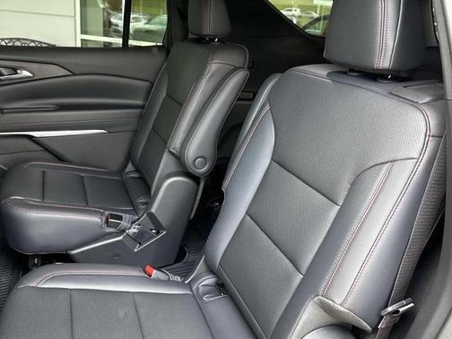 Sandstone Gray 2026 Chevrolet Traverse AWD Z71