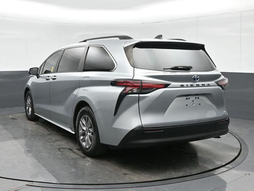 2021 Toyota Sienna XLE 8 Passenger