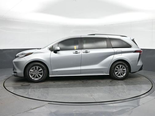 2021 Toyota Sienna XLE 8 Passenger