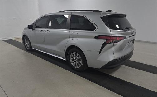 2021 Toyota Sienna XLE 8 Passenger