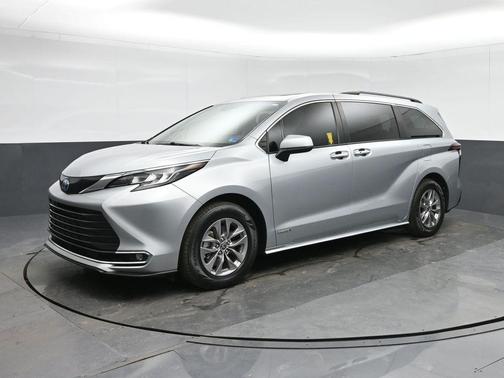 2021 Toyota Sienna XLE 8 Passenger