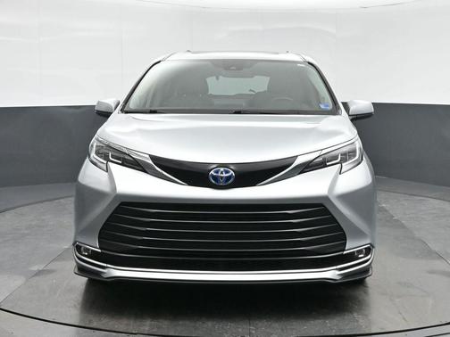 2021 Toyota Sienna XLE 8 Passenger