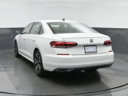 Pure White 2022 Volkswagen Passat 2.0T SE