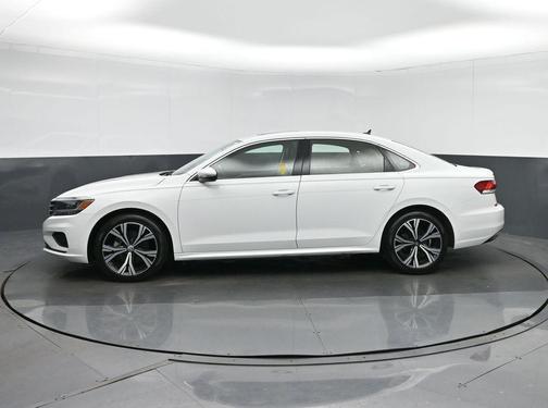 Pure White 2022 Volkswagen Passat 2.0T SE