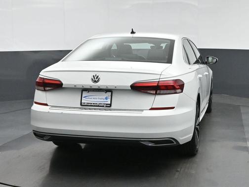 Pure White 2022 Volkswagen Passat 2.0T SE