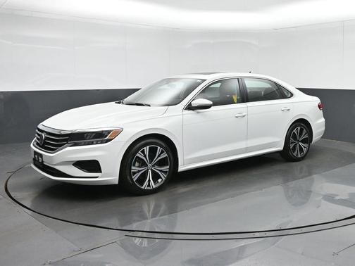 Pure White 2022 Volkswagen Passat 2.0T SE