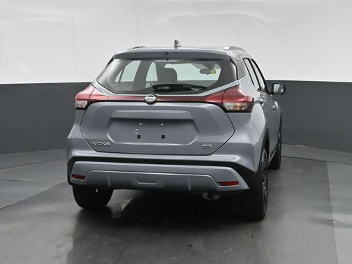 Boulder Gray Pearl 2023 Nissan Kicks SR