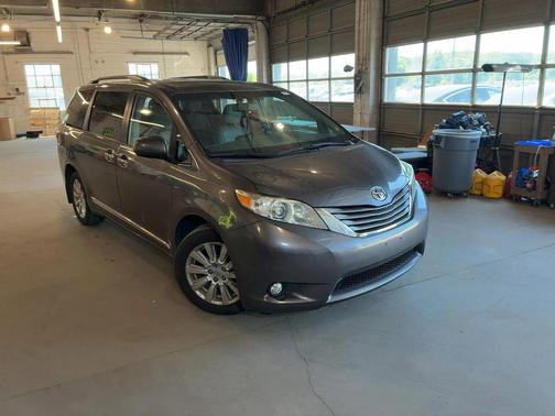 Predawn Gray Mica 2017 Toyota Sienna XLE