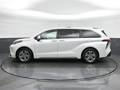 Wind Chill Pearl 2022 Toyota Sienna Platinum