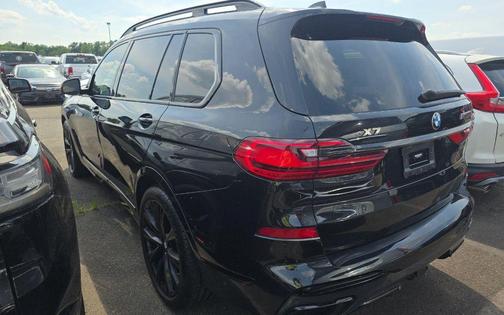 Black Sapphire Metallic 2022 BMW X7 M50i