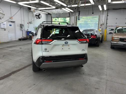 2020 Toyota RAV4 Hybrid SE