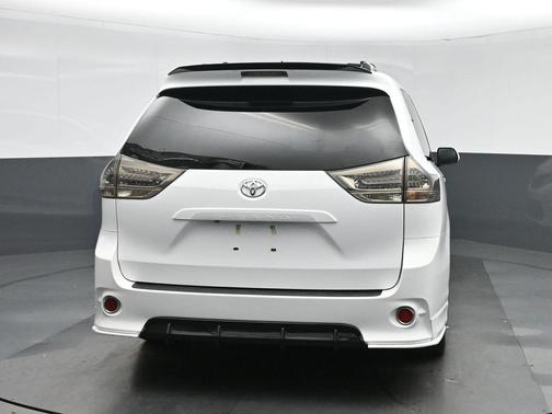 Super White 2016 Toyota Sienna SE Premium