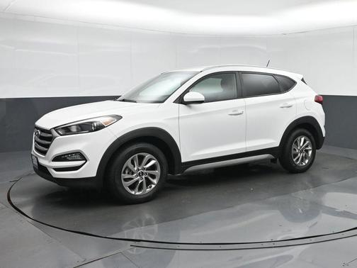 Dazzling White 2017 Hyundai TUCSON SE