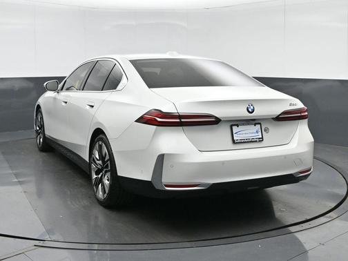 Alpine White 2026 BMW 530 530i