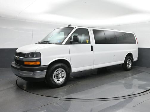 Summit White 2017 Chevrolet Express 3500 LT