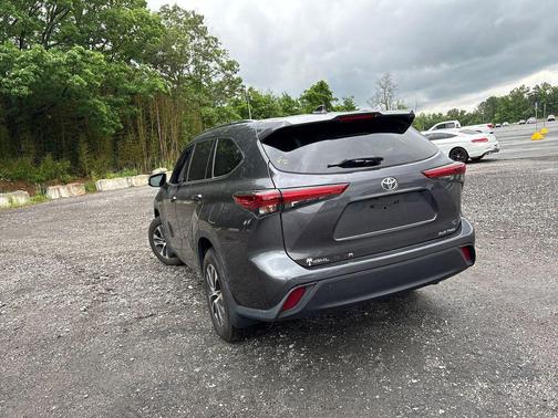 Magnetic Gray Metallic 2021 Toyota Highlander XLE