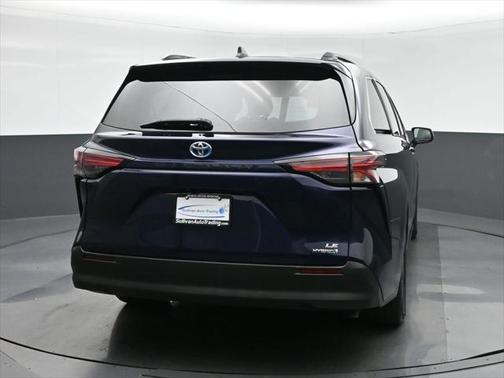 2022 Toyota Sienna LE