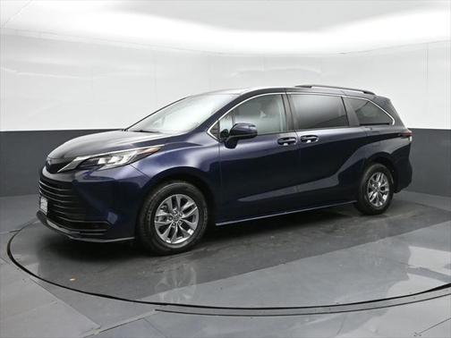 2022 Toyota Sienna LE
