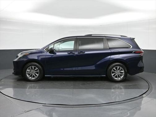 2022 Toyota Sienna LE