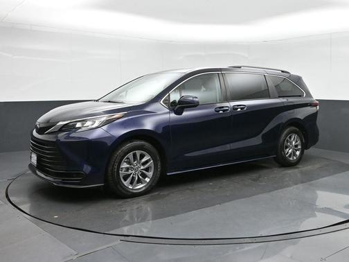 2022 Toyota Sienna LE